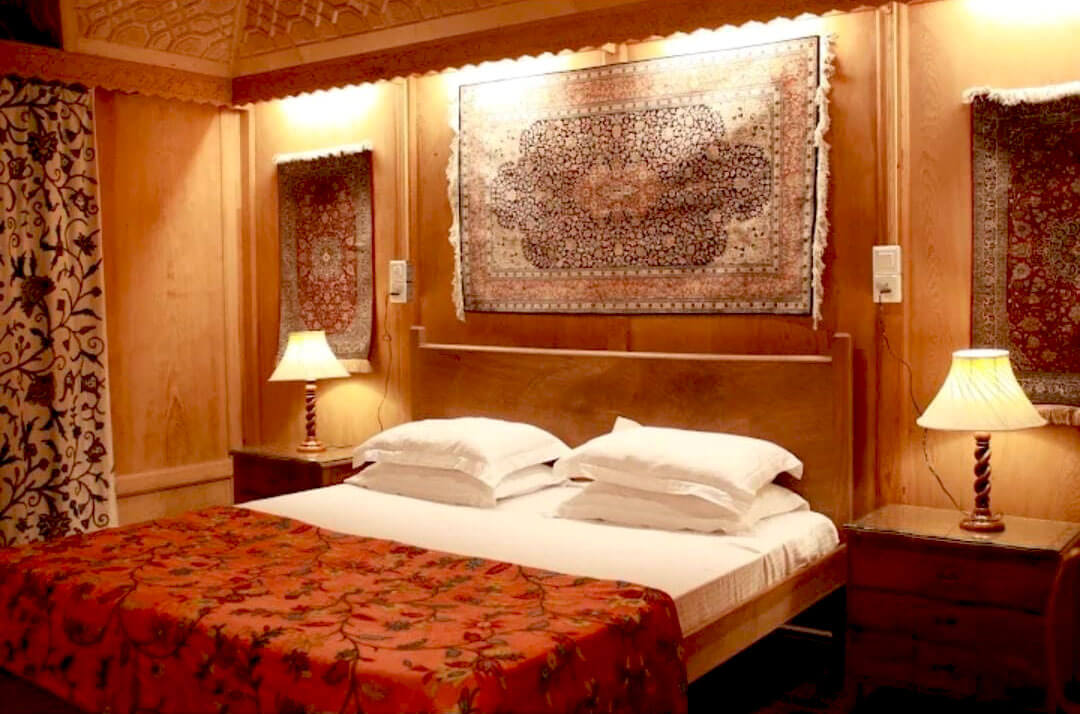 4 Night 5 Days Kashmir Winter -Luxury hotels & traditional houseboats